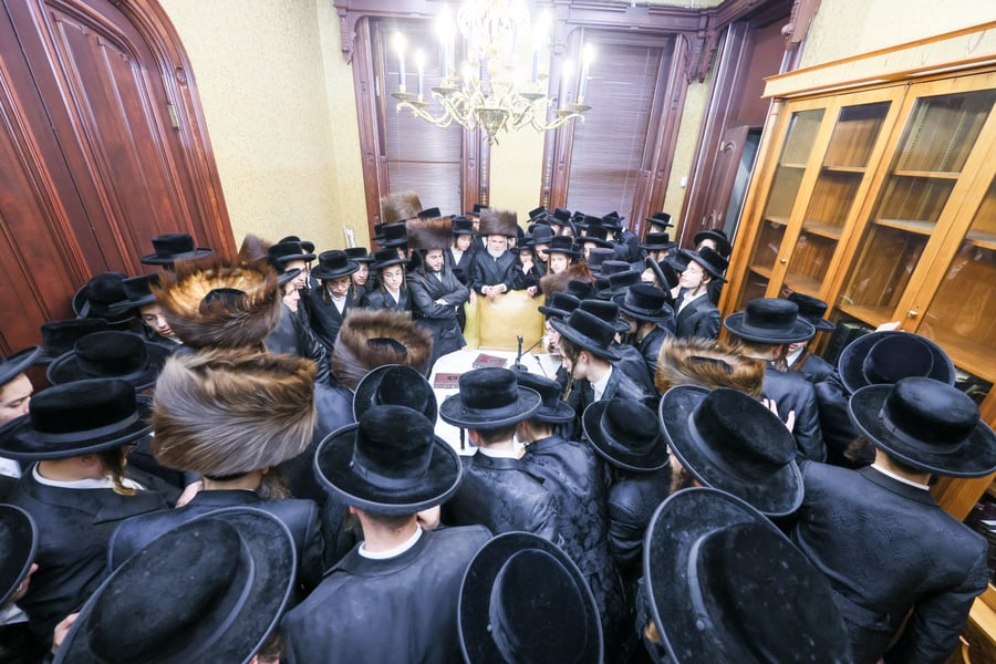 הבחורים במעון ה'ויואל משה' זי"ע ברחוב בעדפארד 500 | צילום: באדיבות המצלם