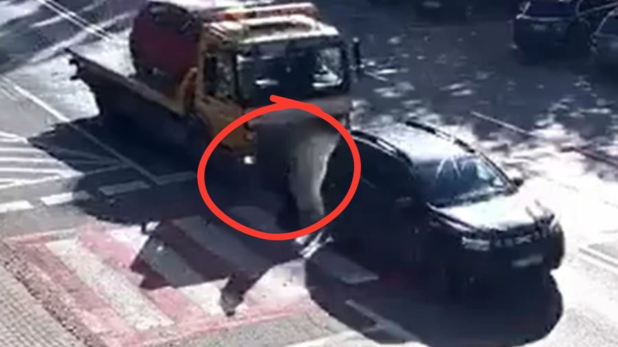 בשנייה האחרונה: הולך רגל נמלט ממוות בפולין | צפו
